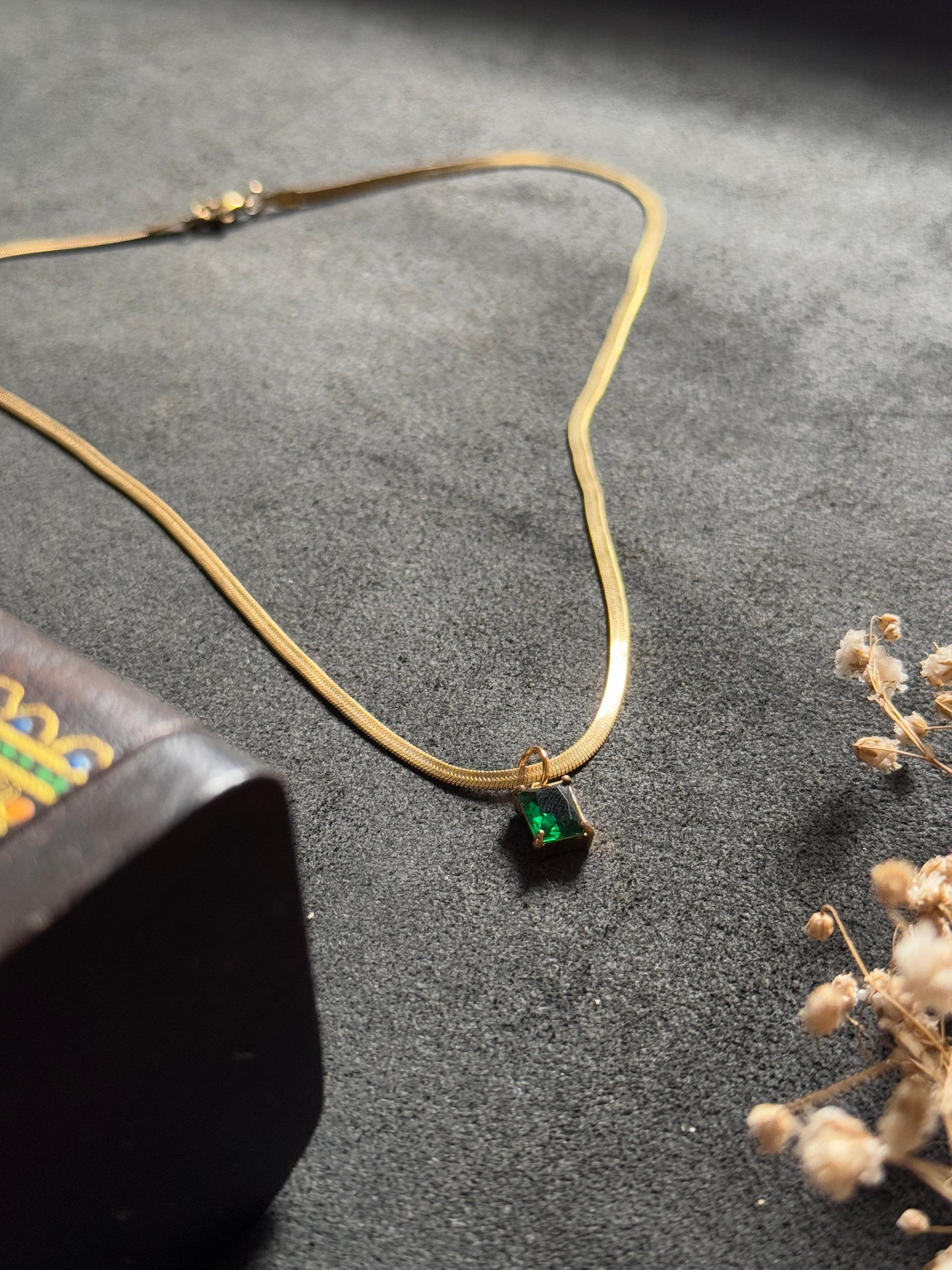 Green stone stainless steel 18k gold plated 45 cm snake chain