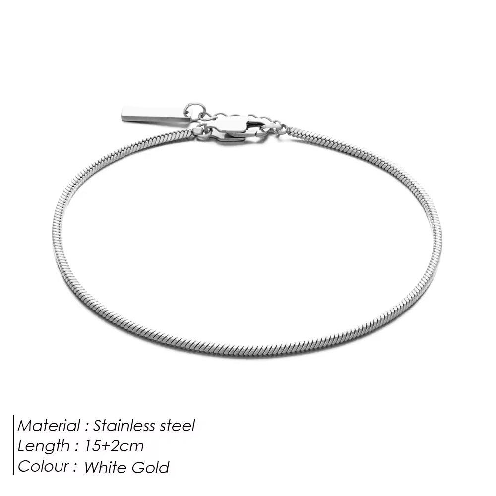 Minimal stainless steel round bracelet