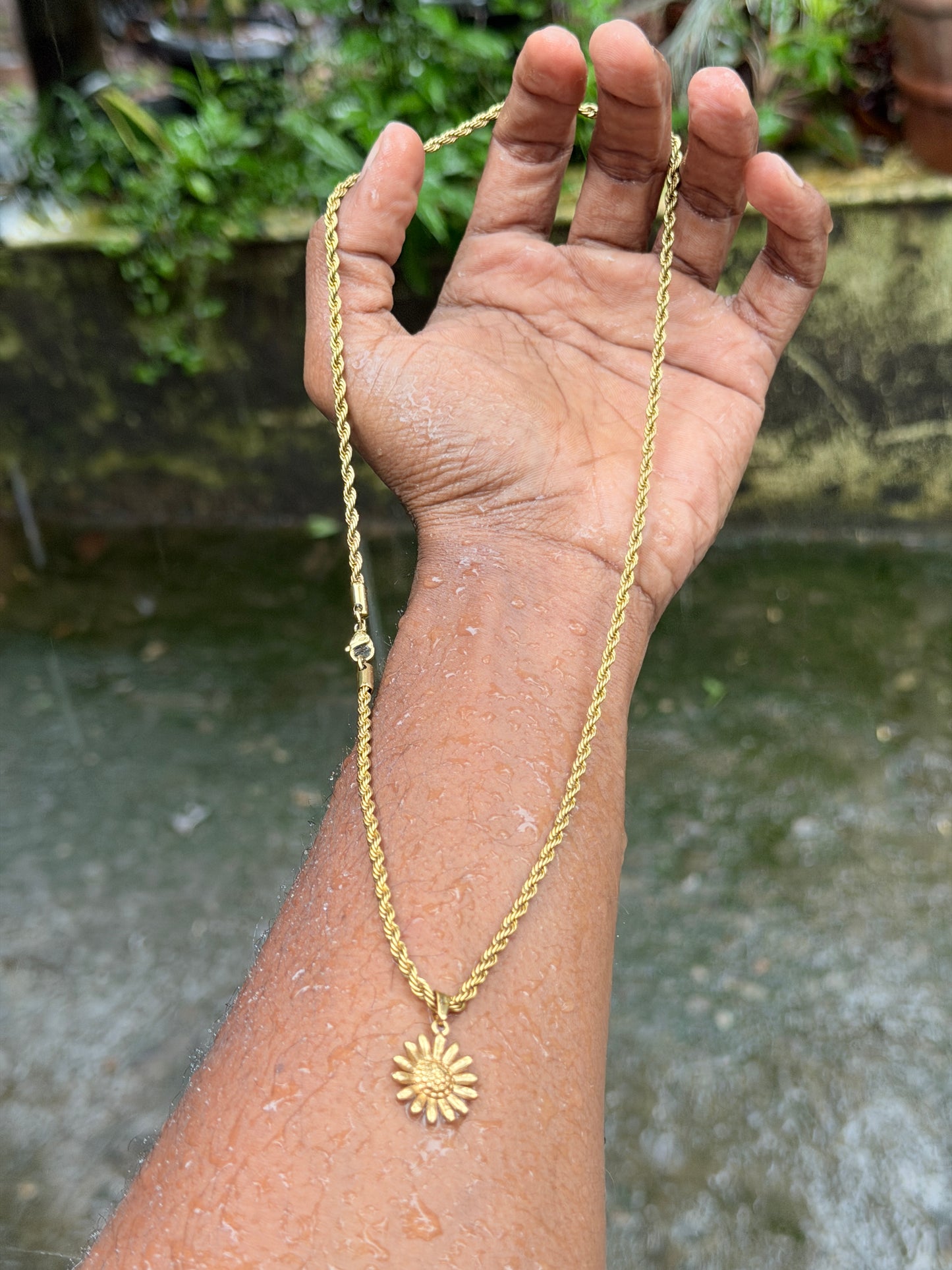 Sunflower in twisted rope 18k gold plated stainless steel chain