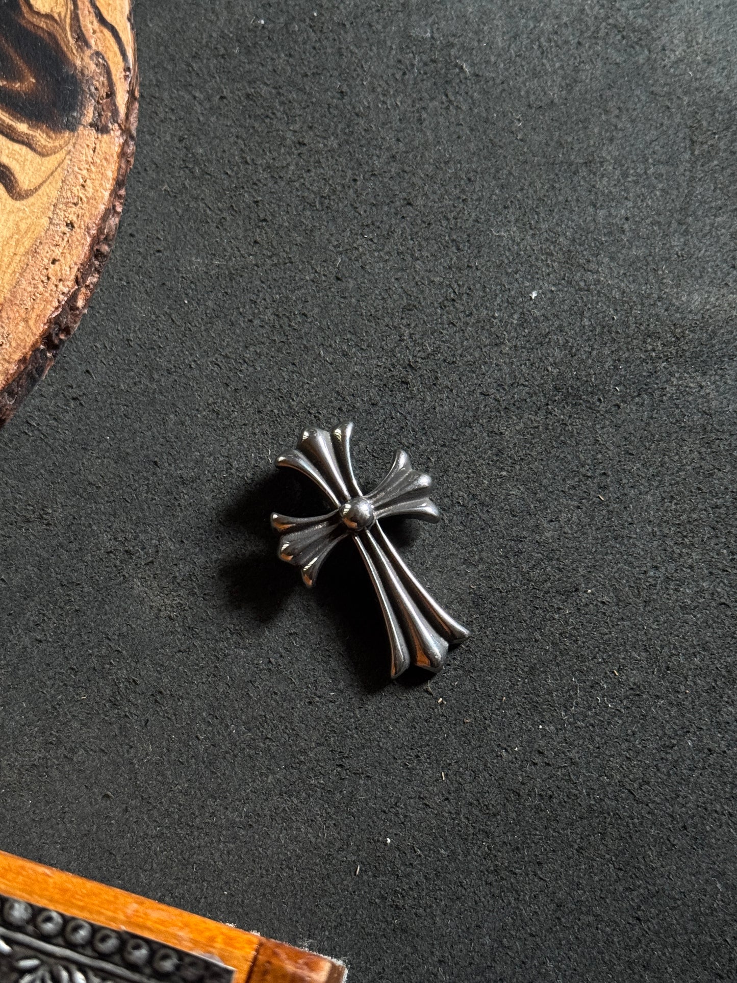 Medium thick cross stainless steel pendant with hook