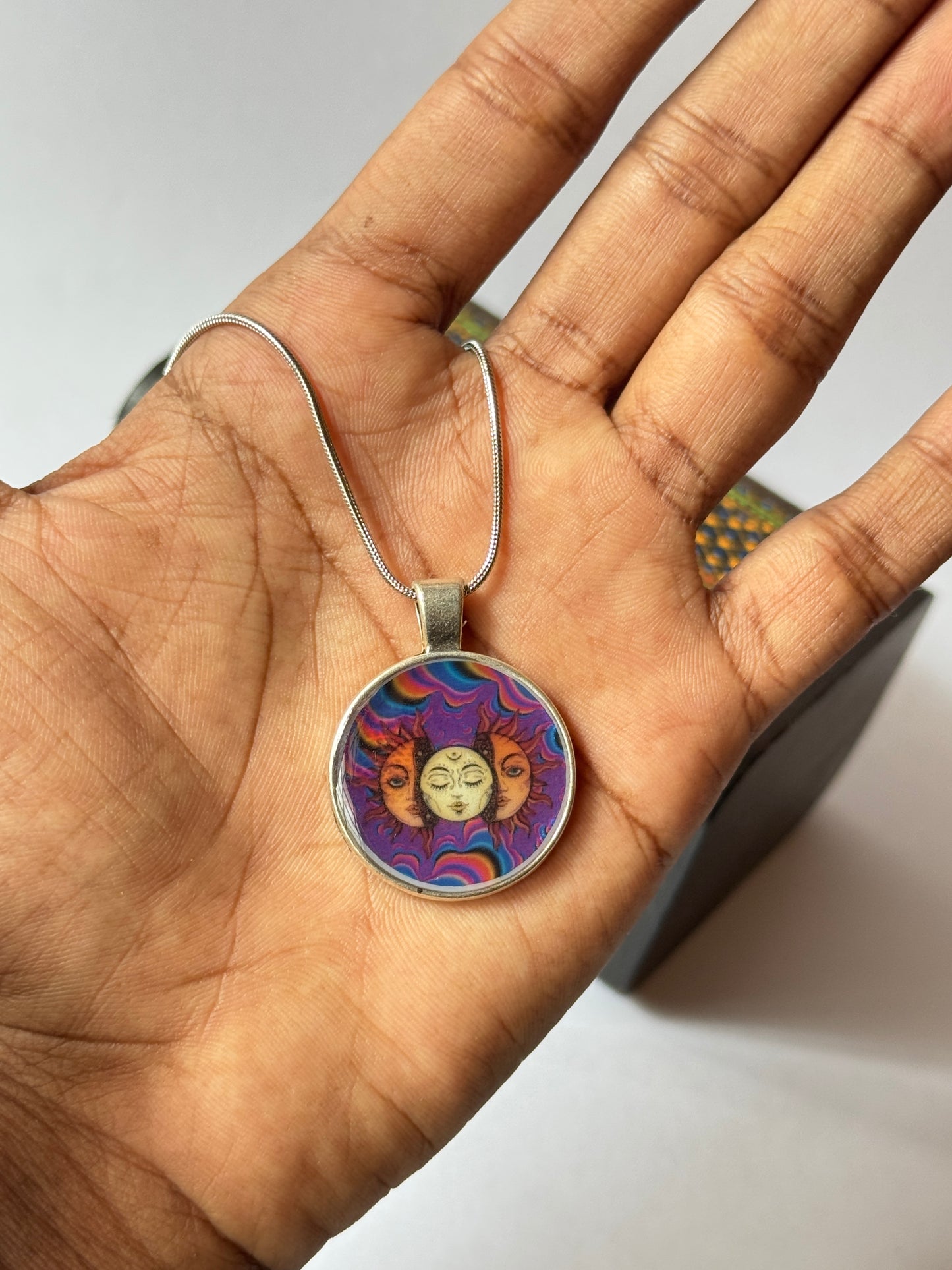 Glow in the dark sun moon resin necklace in 1.2 ss