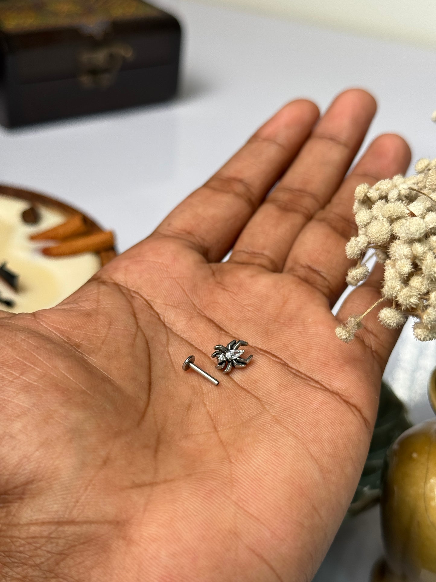 Spider stone stud