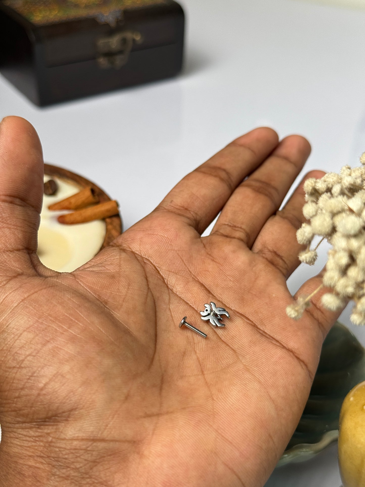 Spider stone stud