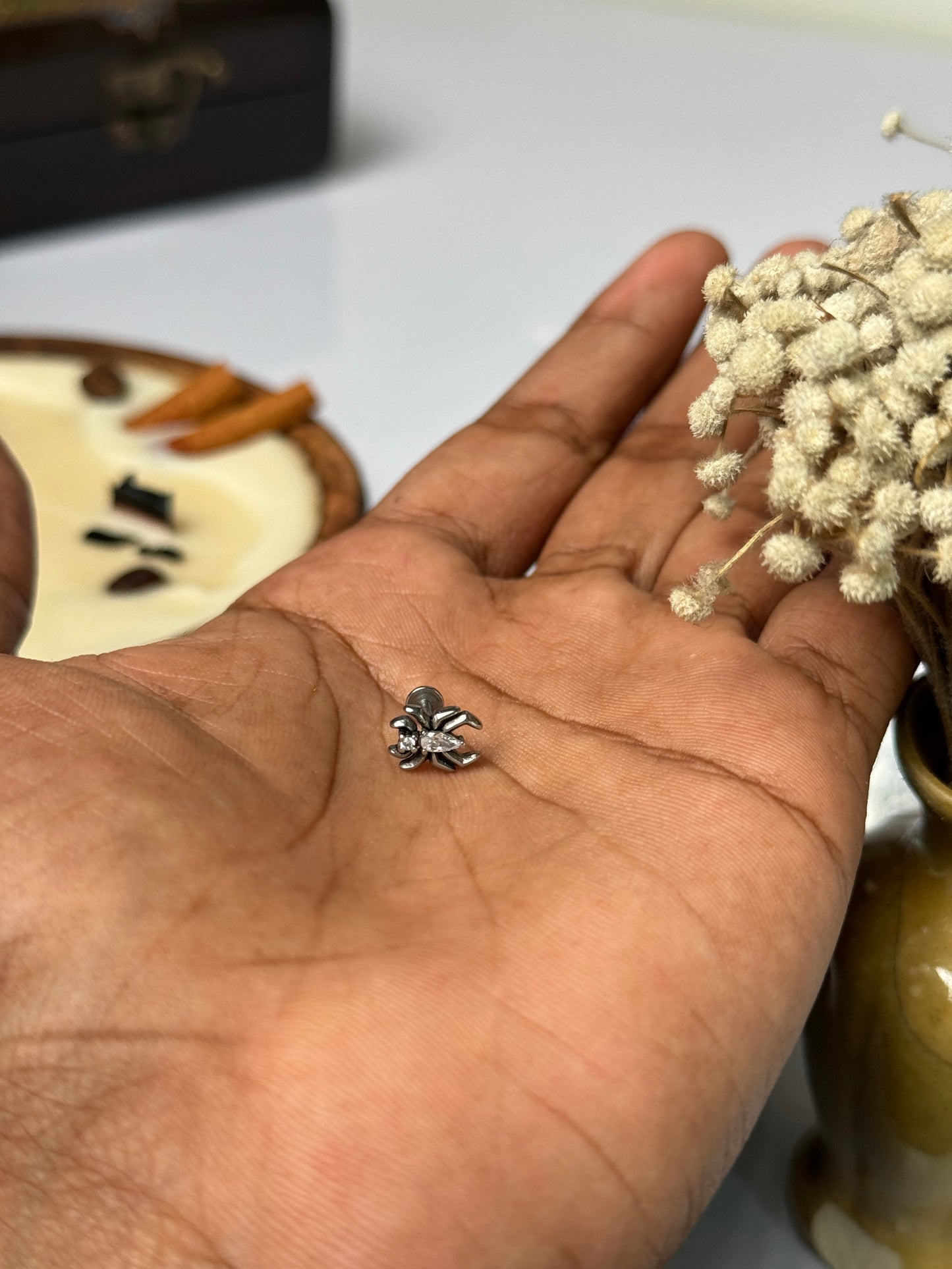 Spider stone stud