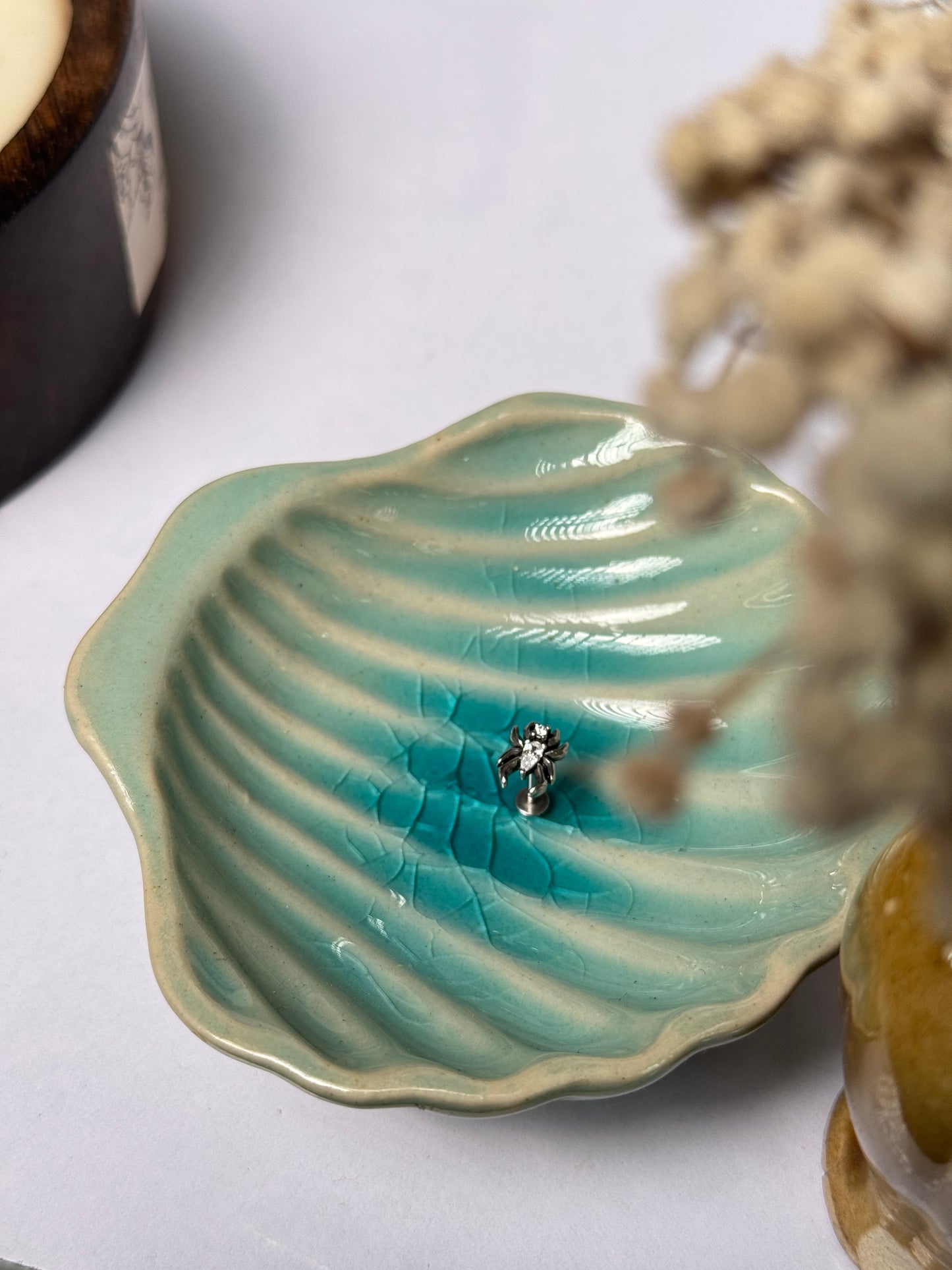 Spider stone stud