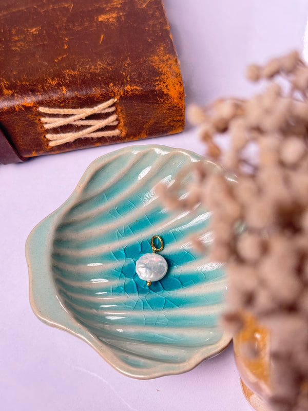 Pearl atainless steel golden pendant with hook (18k gold-plated )