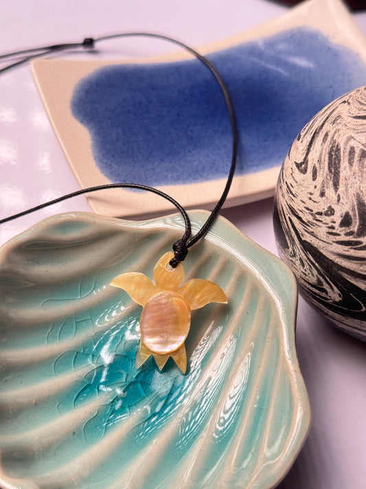 Turtle abalone shell necklace ( yellow)