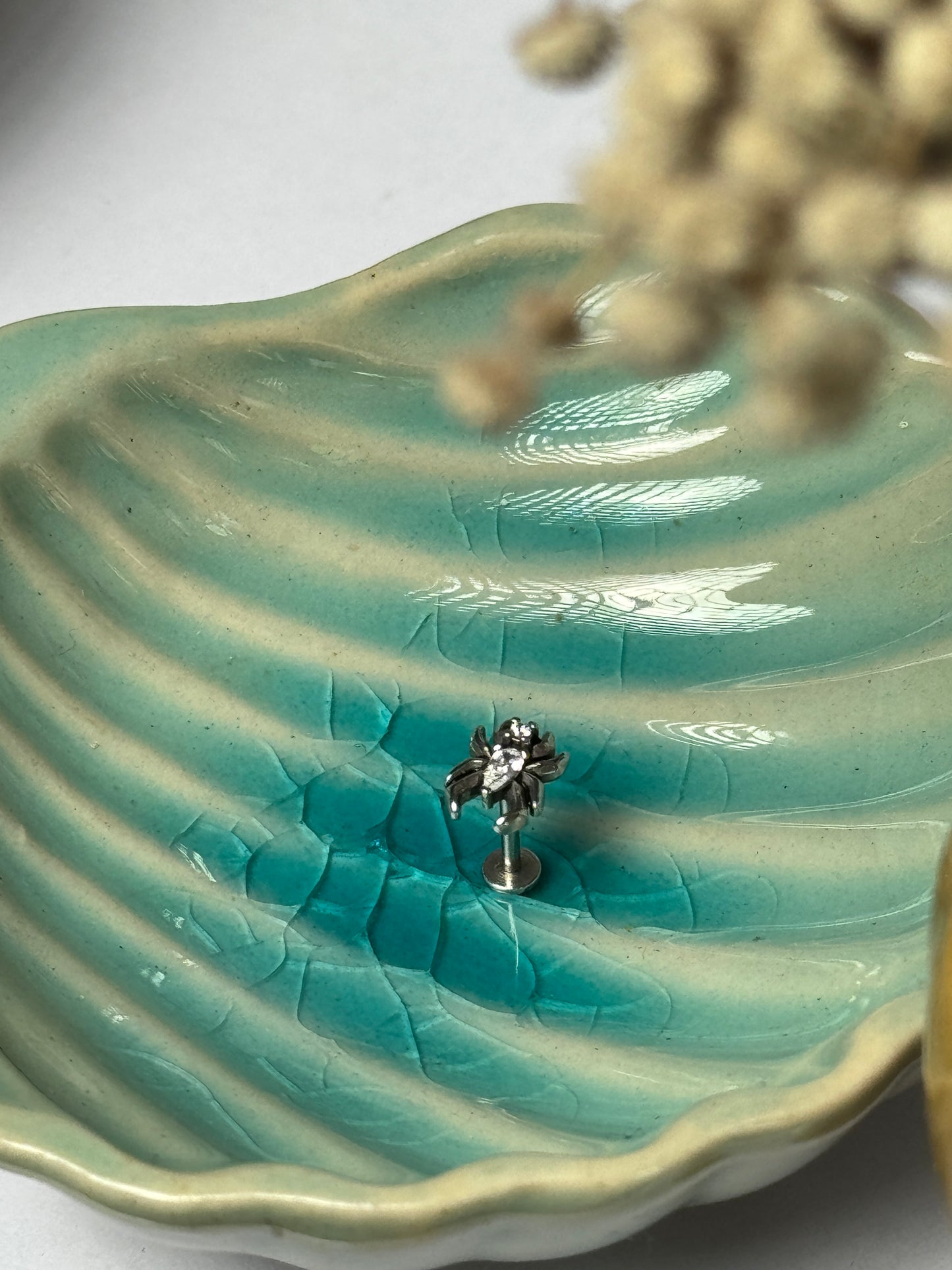 Spider stone stud