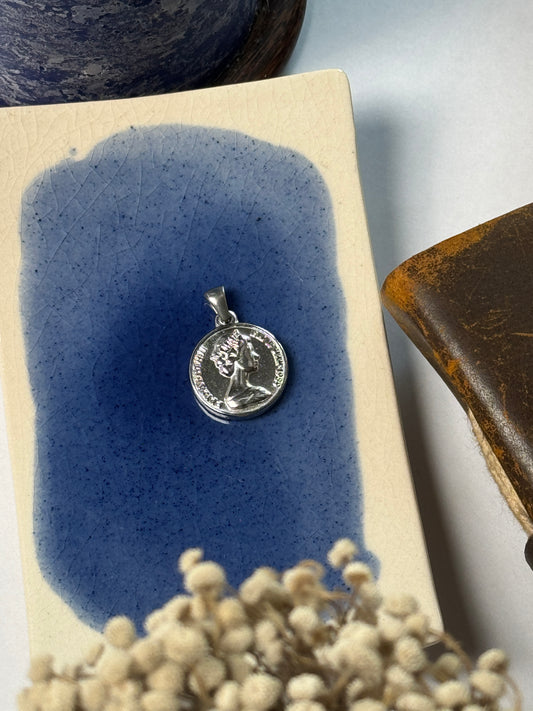 Dos pesos stainless steel silver pendant with hook