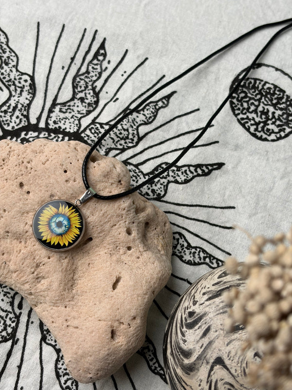 Sunny Iris necklace