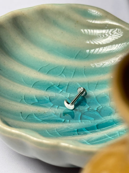 Crescent moon minimal stud / nose pin