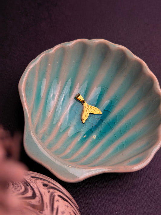 Fin Pendant (golden)