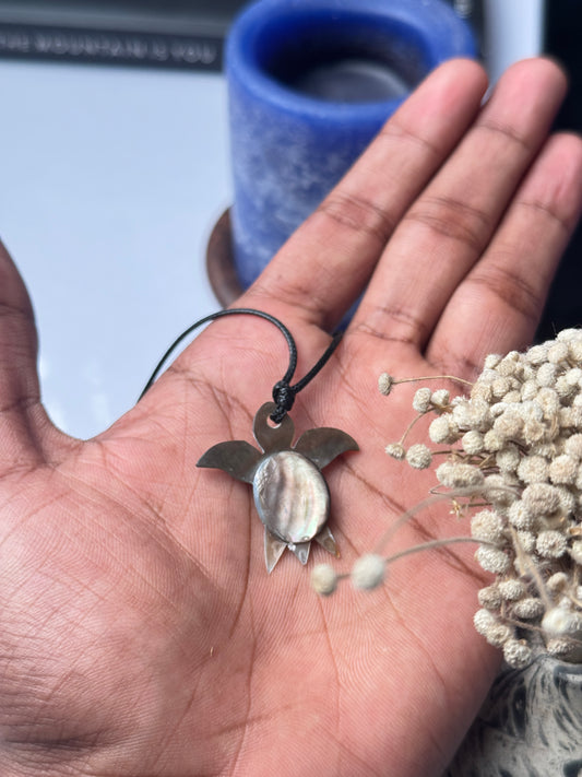 Turtle abalone shell necklace ( brown )