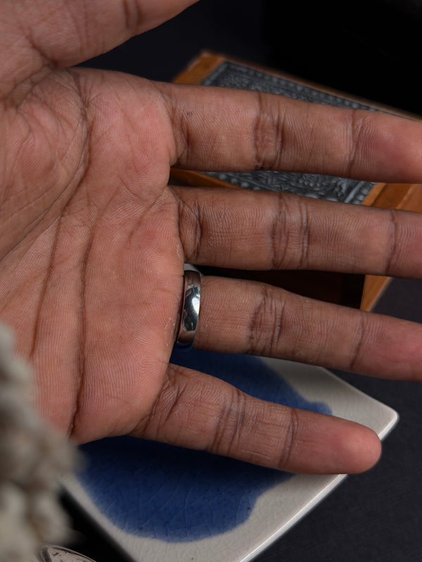 Plain fixed size curved ring