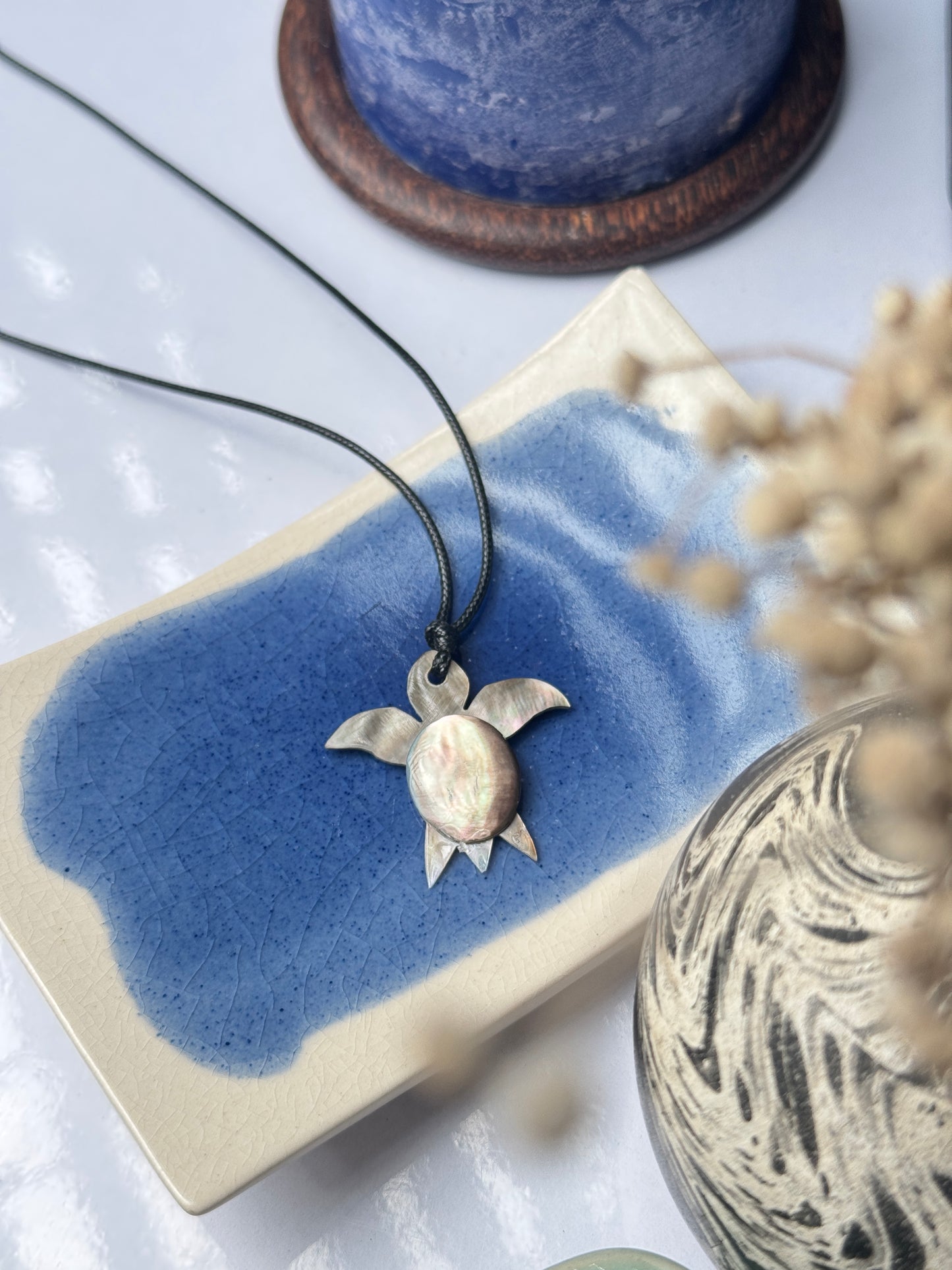 Turtle abalone shell necklace ( brown )