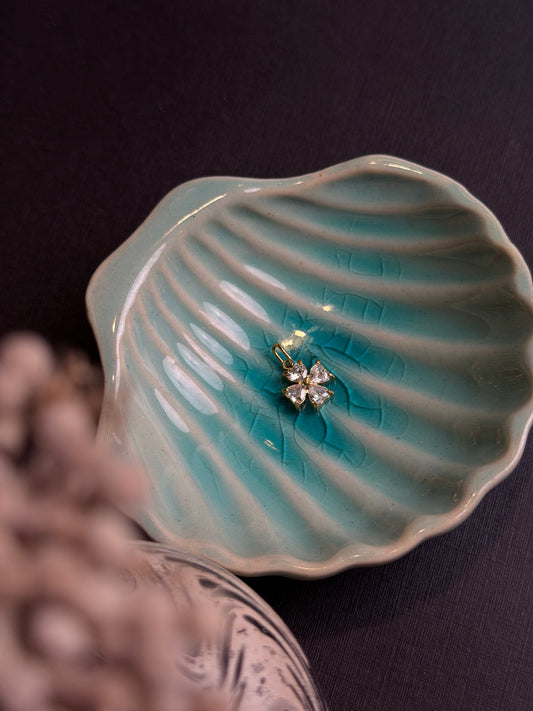 Flower stone pendant white