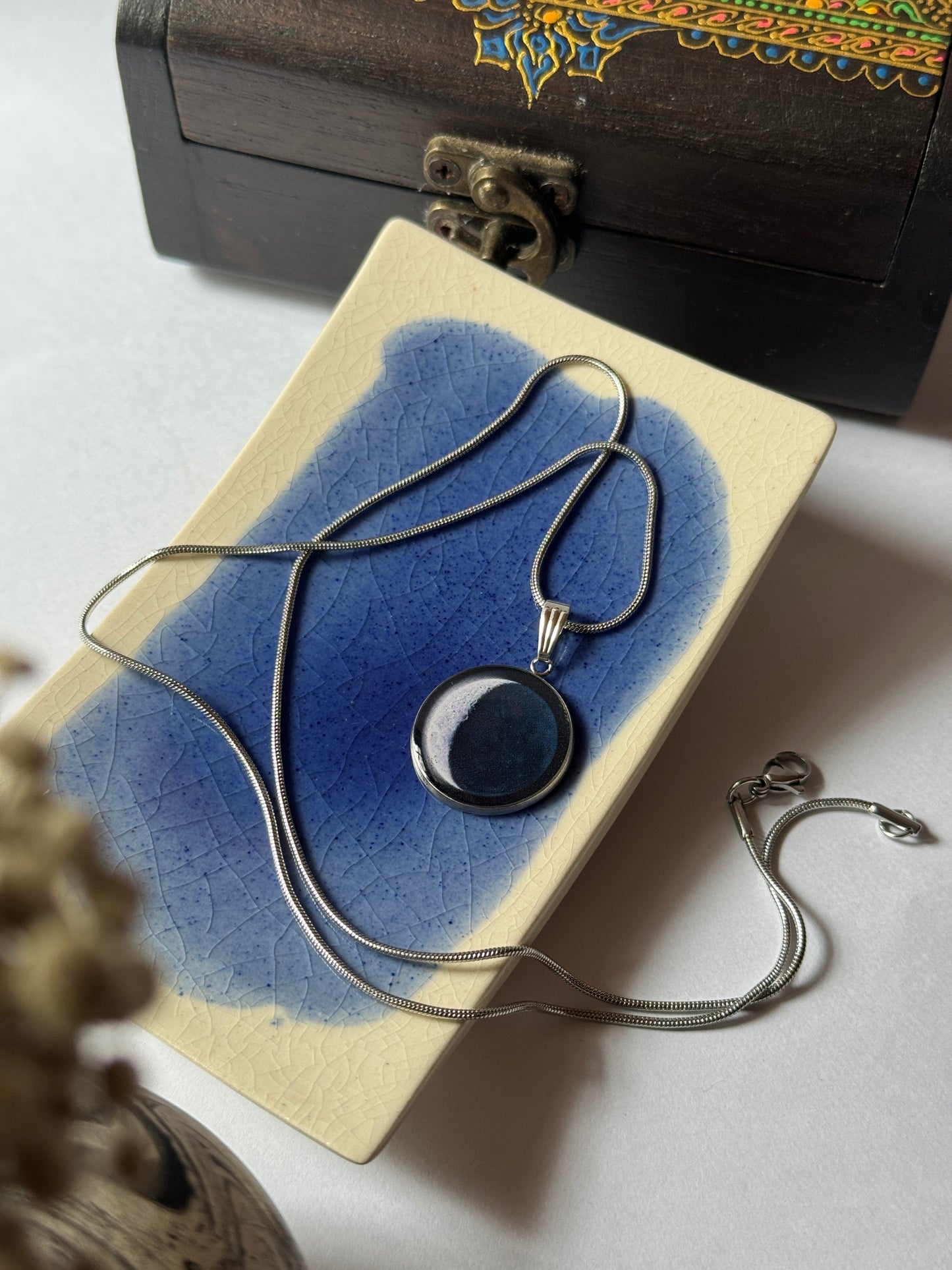 Crescent moon printed resin coated necklace in 1.2 ss