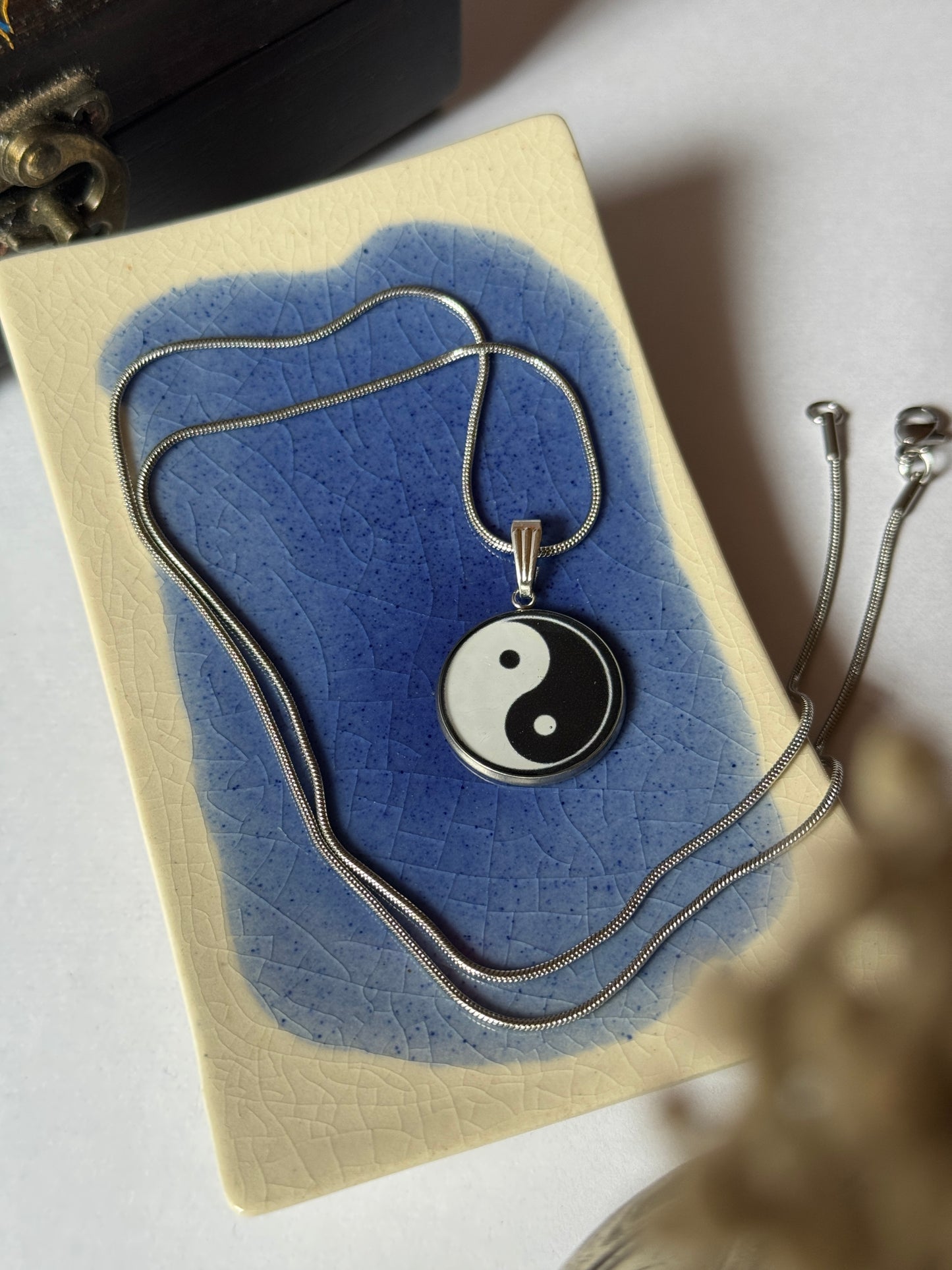 Ying Yang resin necklace in 1.2 ss