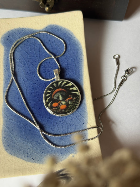 Glow in the dark magic mushroom resin necklace in 1.2 ss