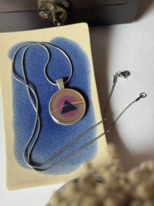 Glow in the dark pink floyd resin necklace in 1.2 ss
