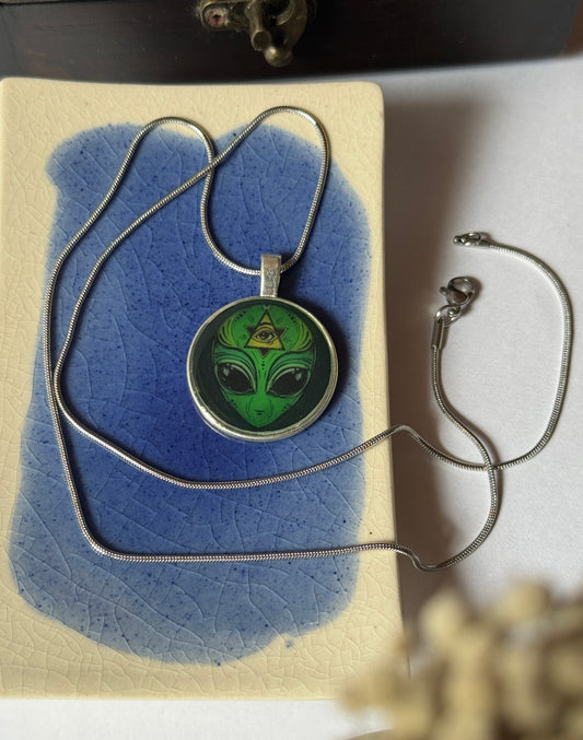 Glow in the dark green alien resin necklace in 1.2 ss