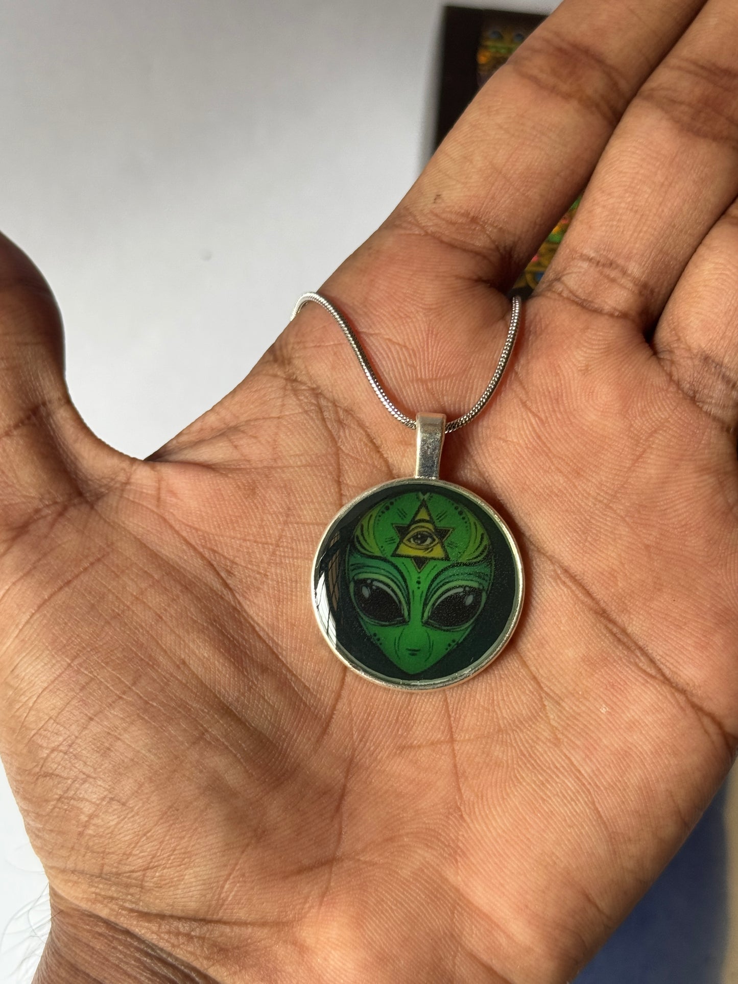 Glow in the dark green alien resin necklace in 1.2 ss