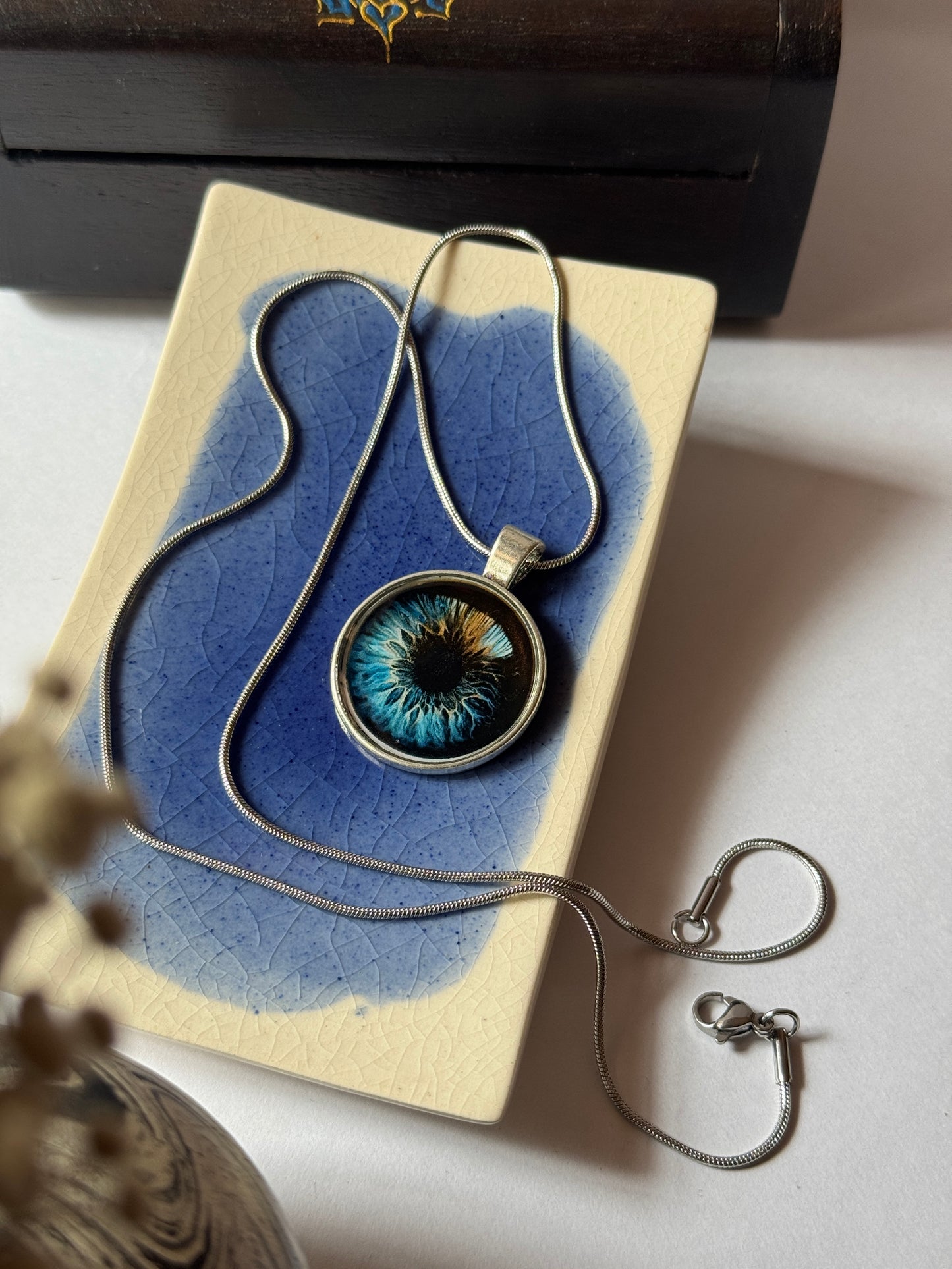 Brown eye resin necklace in 1.2 ss