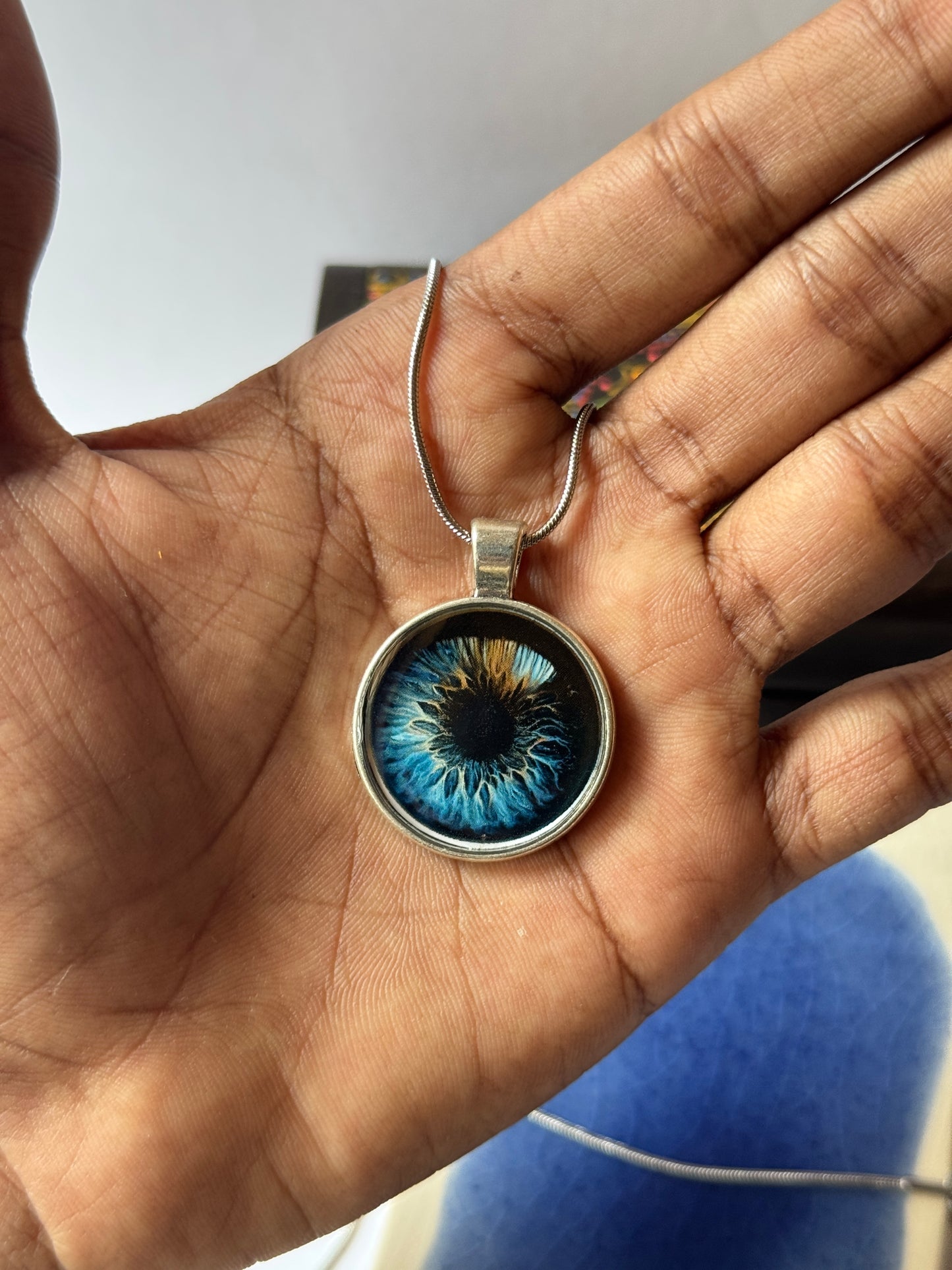 Brown eye resin necklace in 1.2 ss