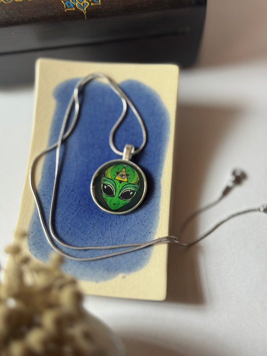 Green alien resin necklace in 1.2 SS