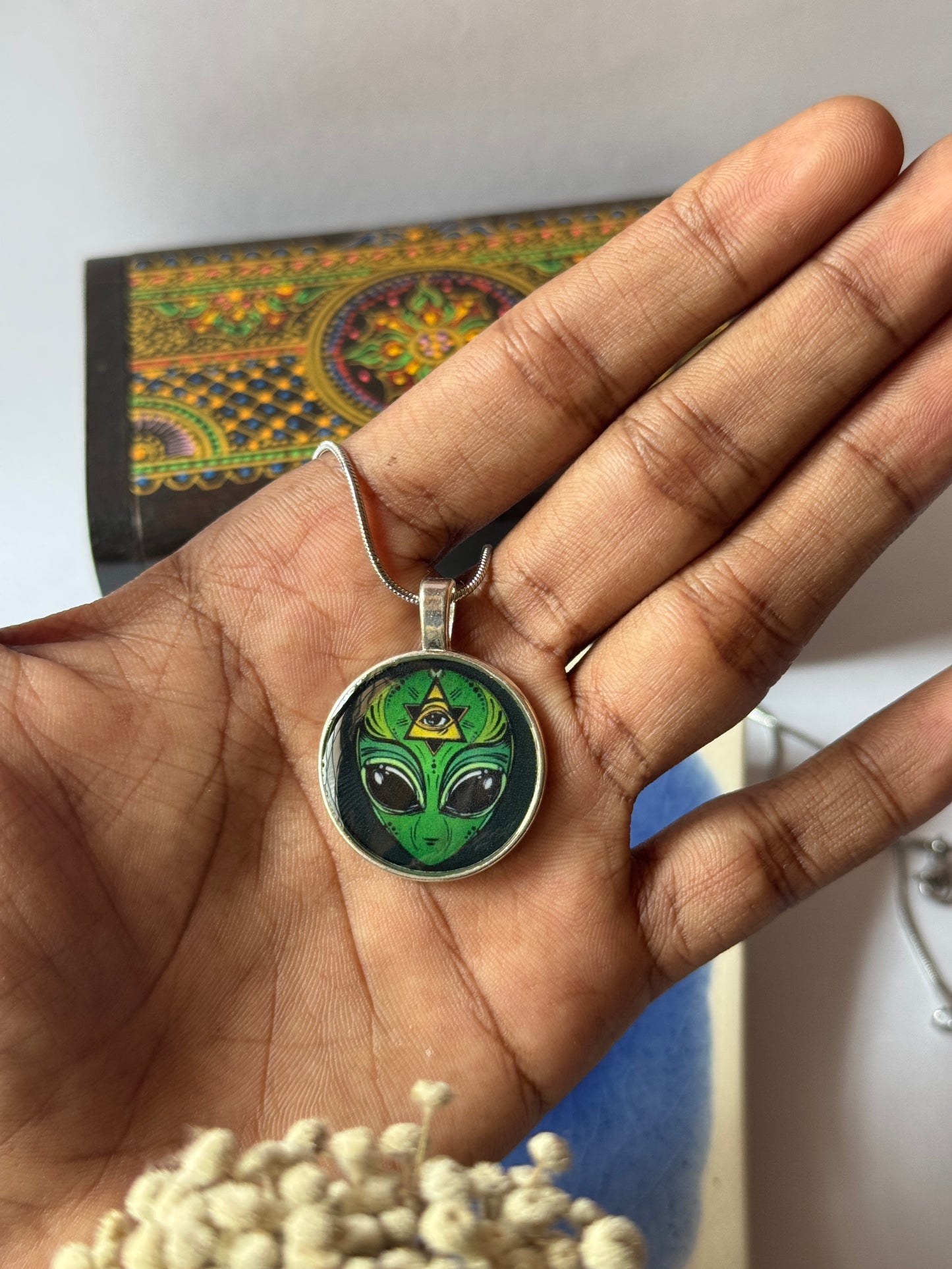 Green alien resin necklace in 1.2 SS