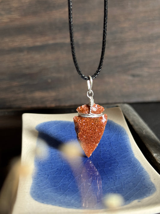 Taramandal stone arrow necklace