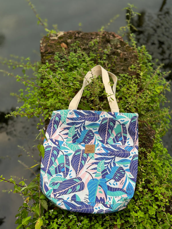Blue & white floral tote bag (B)